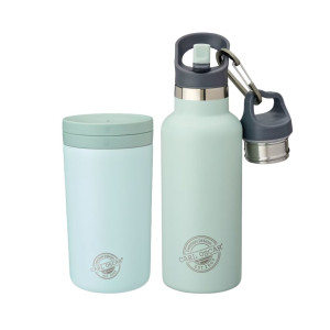 CARL OSCAR žalias termo rinkinys vaikams – gertuvė ir termo puodelis, patogus kasdieniam naudojimui, išlaiko gėrimo temperatūrą.