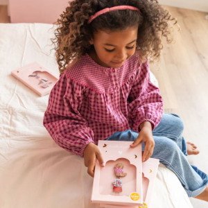 Mergaičių plaukų segtukų rinkinys – šuniukas ir gumos aparatas, 2 vnt.