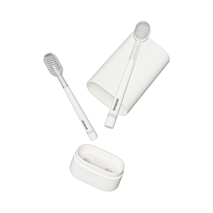 Švelnūs silikoniniai šepetėliai dantukams ir liežuviui, su higienišku laikymo indeliu.