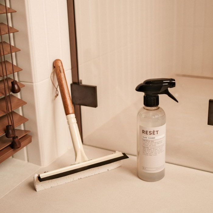 Natūralus RESET stiklo ir veidrodžių valiklis be kvapo – švarūs paviršiai be dryžių ir chemikalų.