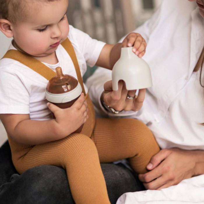 pilkos-spalvos-heorshe-buteliukas-kudikiui-su-natūralios-krūties-formos-zinduku