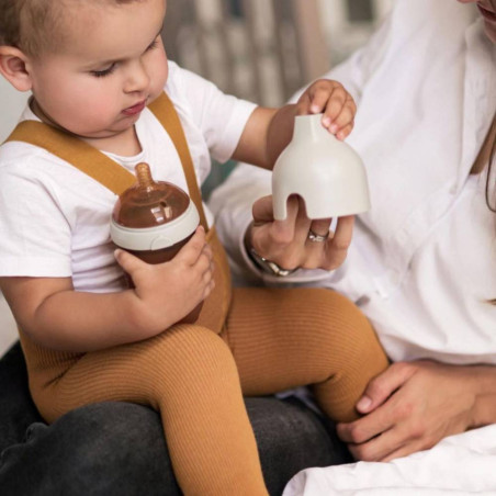 pilkos-spalvos-heorshe-buteliukas-kudikiui-su-natūralios-krūties-formos-zinduku