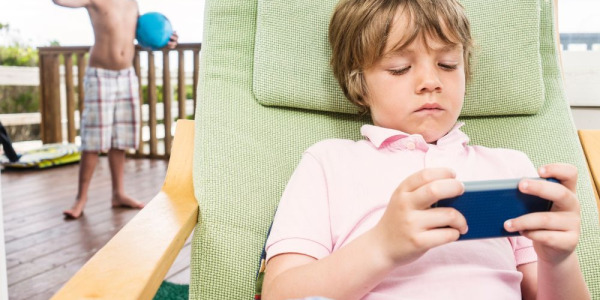 Ekranų priklausomybė vaikams: patarimai tėvams ir žaidimai, kurie padeda atsitraukti